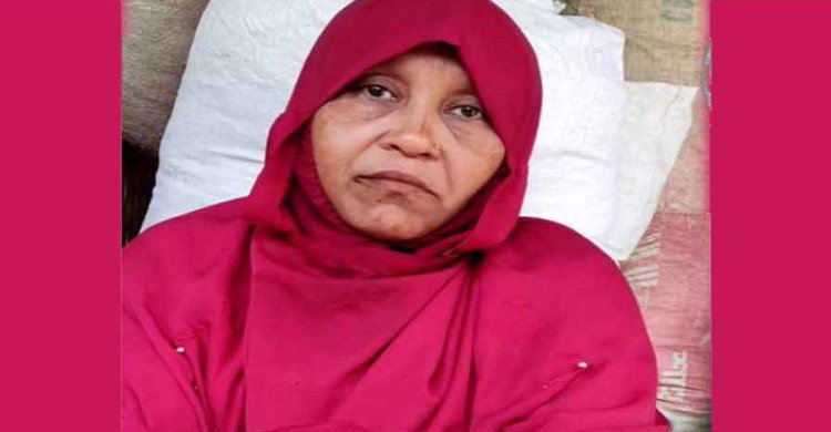 স্ত্রীর স্বীকৃতির দাবিতে প্রেমিকের বাড়িতে ৬০ বছরের বৃদ্ধার অবস্থান